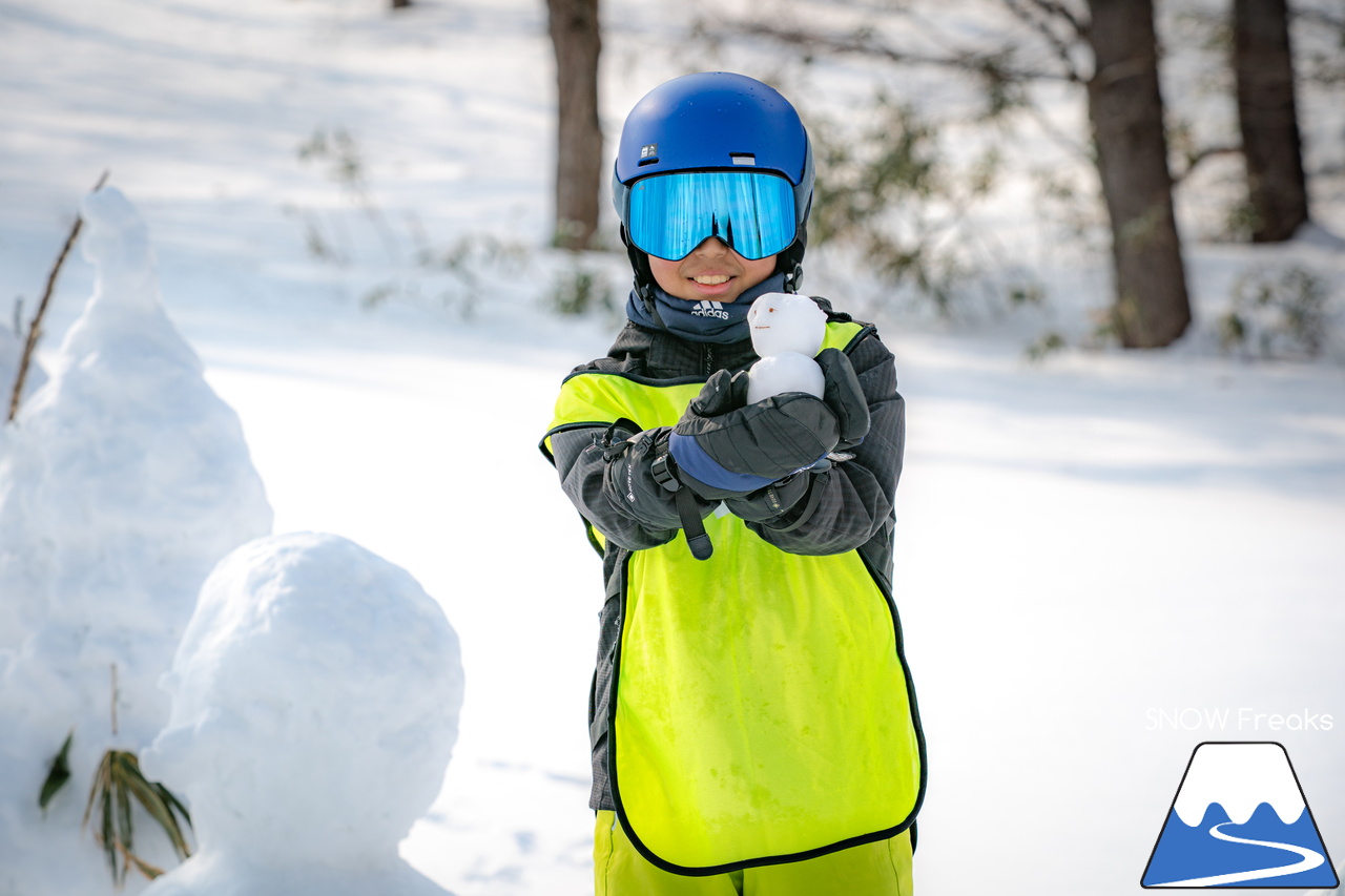 井山敬介さんと秋元日菜子さんのコンビは今年も健在！さらに、サプライズゲストも登場？！憧れのスキーヤーと一緒に雪と戯れ、『いちえ』の美味しいランチをいただく…。夢のようなイベント。めもるホールディングス presents プロスキーヤー・井山敬介さんと行く｜ダイナスティスキーリゾート